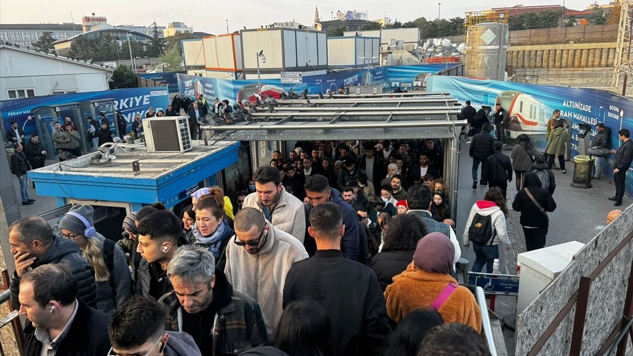 İstanbul Metrobüs Duraklarında Yoğunluk Artışı