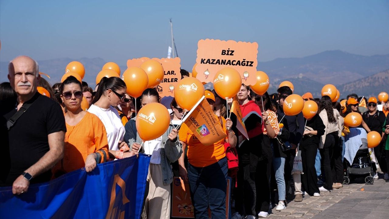 İzmir'de Lösemi Farkındalığı İçin Turuncu Yürüyüş Düzenlendi