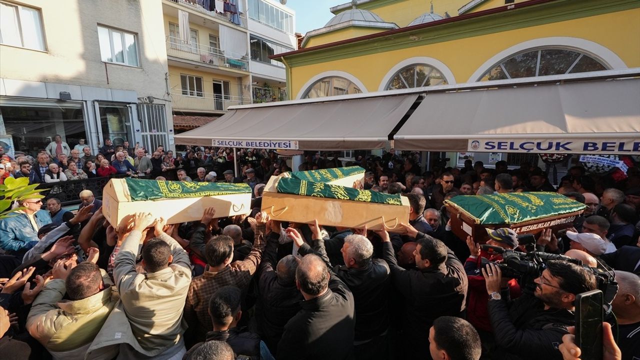 İzmir'de Yangında Hayatını Kaybeden 5 Kardeş Son Yolculuğuna Uğurlandı