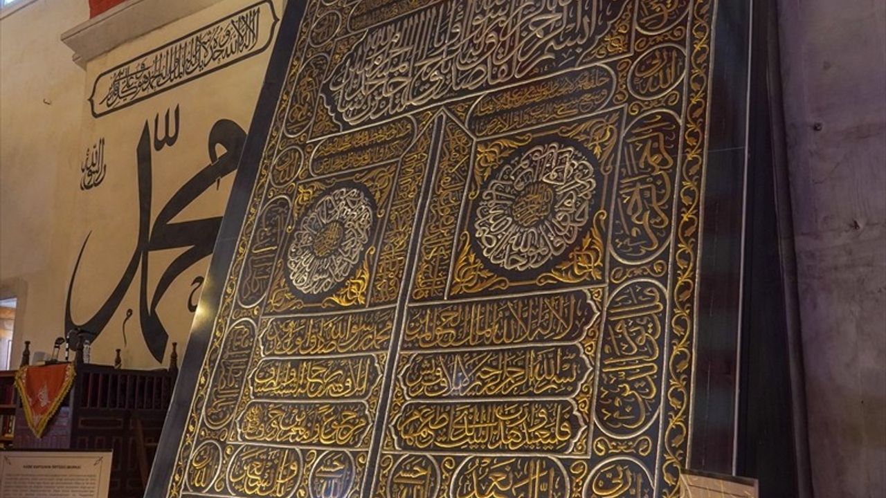 Kabe'nin Kapı Örtüsü Edirne Eski Cami'de Sergileniyor