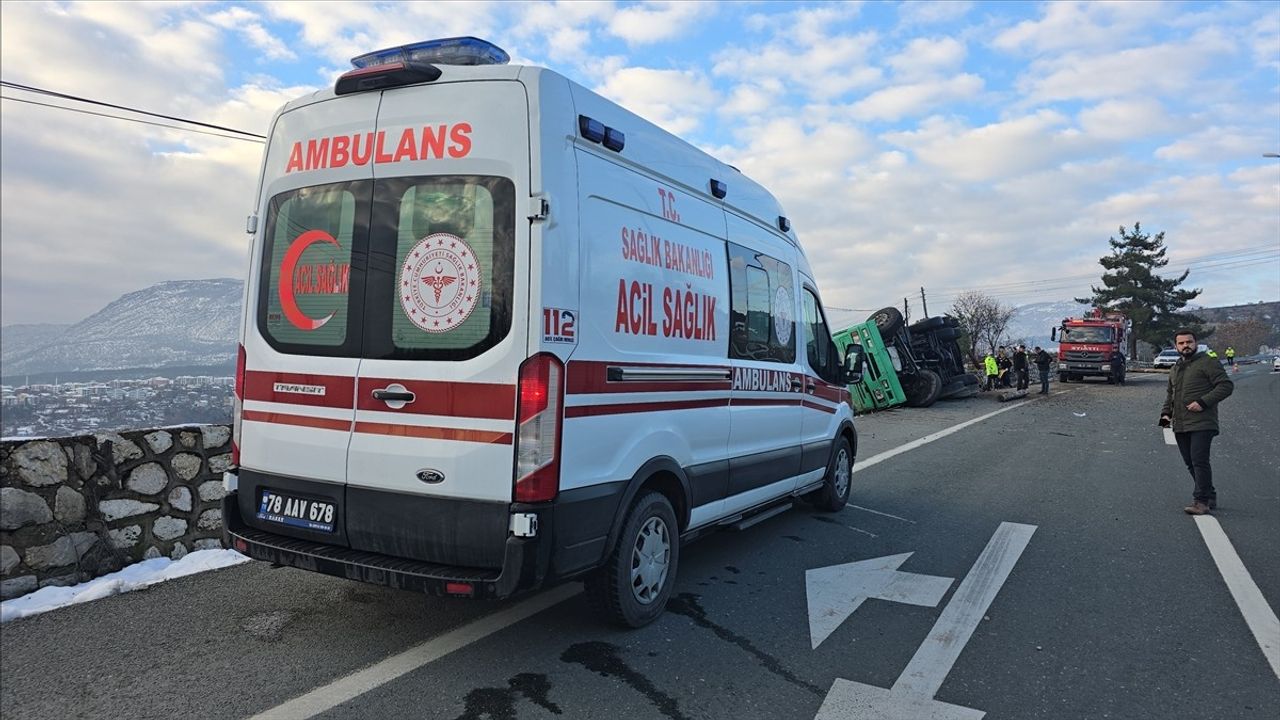 Karabük'te Tomruk Yüklü Kamyon Devrildi: 2 Kişi Hayatını Kaybetti