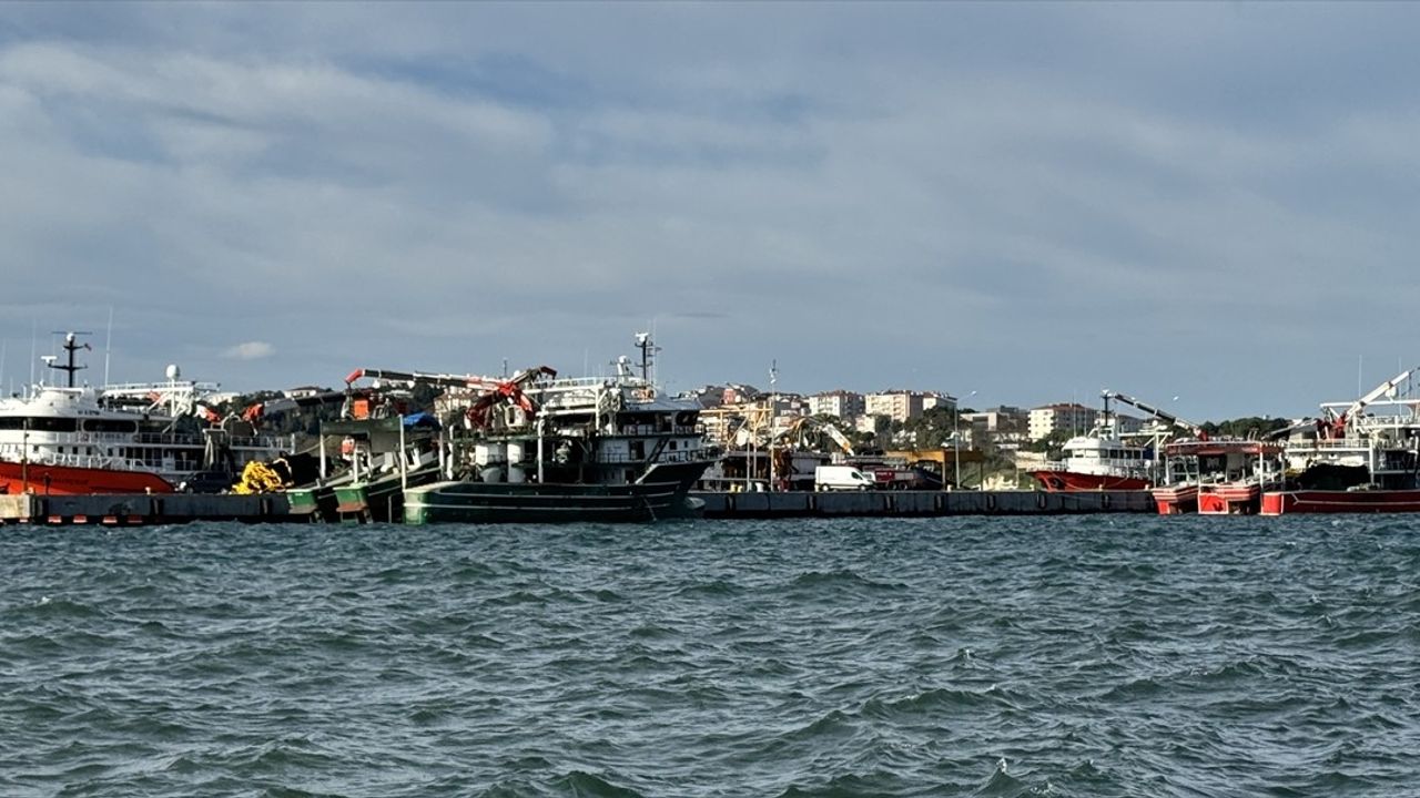 Karadeniz’de Fırtına Uyarısı: Balıkçılar Sinop Limanı’na Sığındı