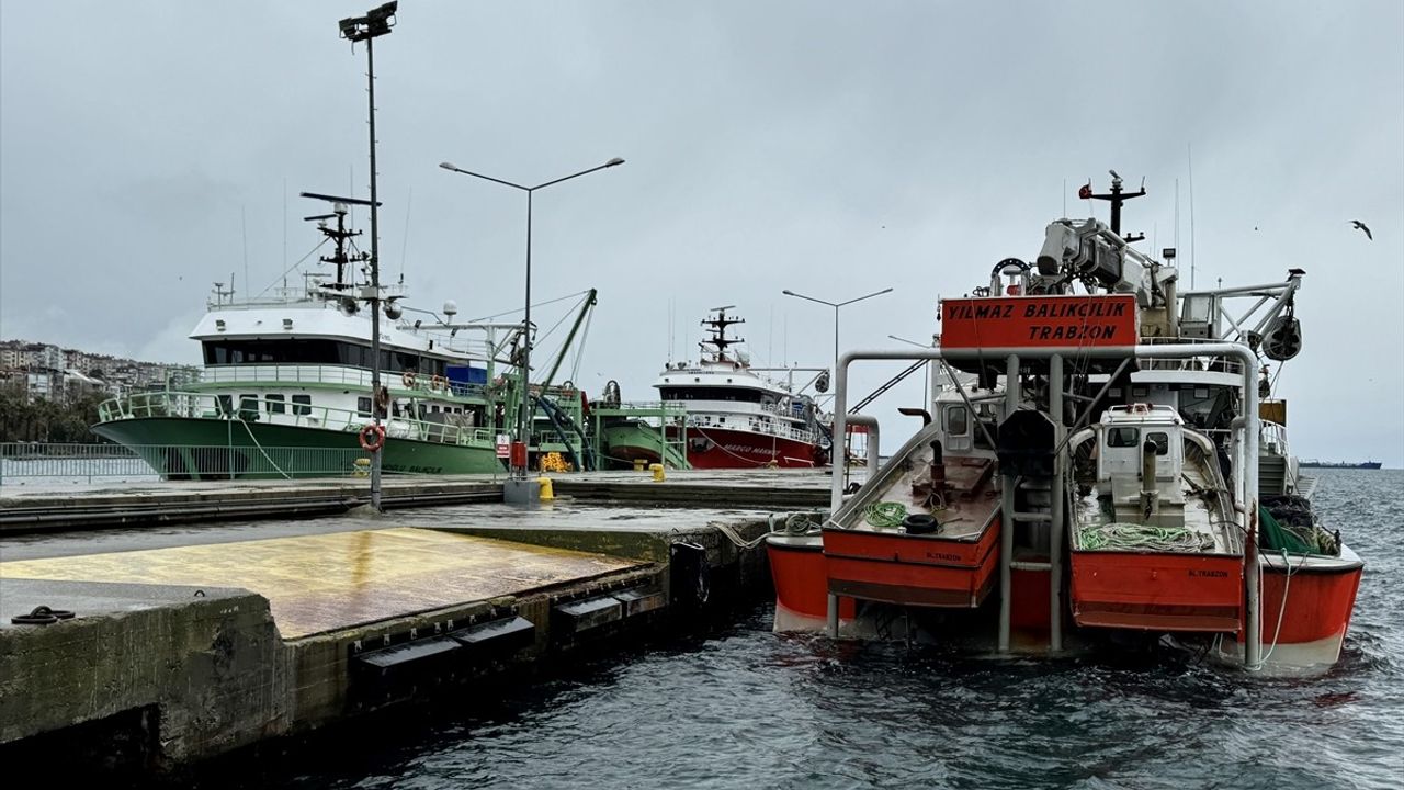 Karadeniz'de Kötü Hava Koşulları Balıkçılığı Olumsuz Etkiliyor