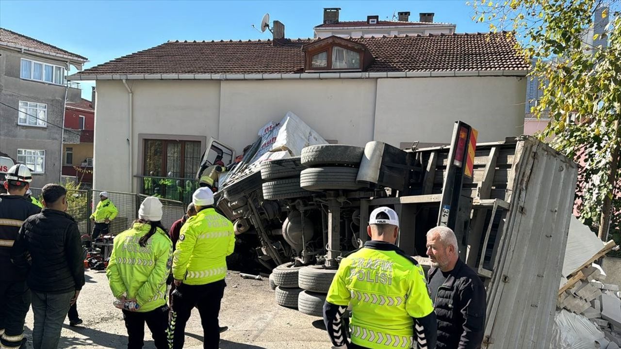 Kartal'da Kamyon Kazası: Sürücü Yaralı