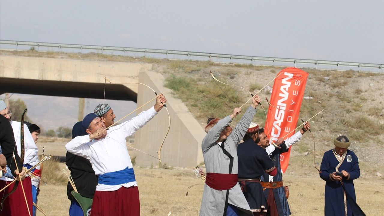 Kayseri'de Geleneksel Türk Okçuluğu Hava Koşusu Şampiyonası Düzenlendi