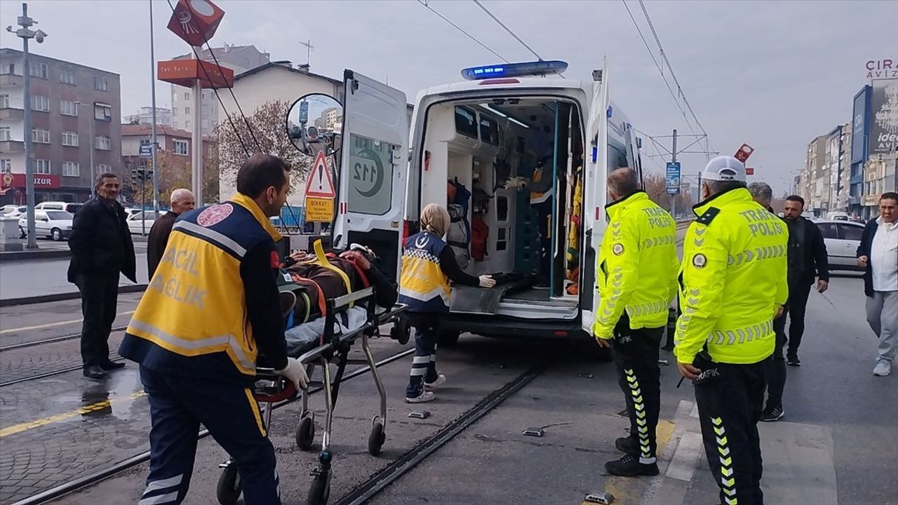 Kayseri'de Minibüs Yayaya Çarptı: Kaza Anı Kamerada