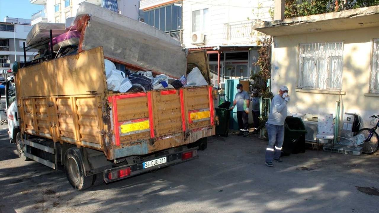 Kepez'de Ev Bahçesinden Üç Kamyon Çöp Çıkarıldı