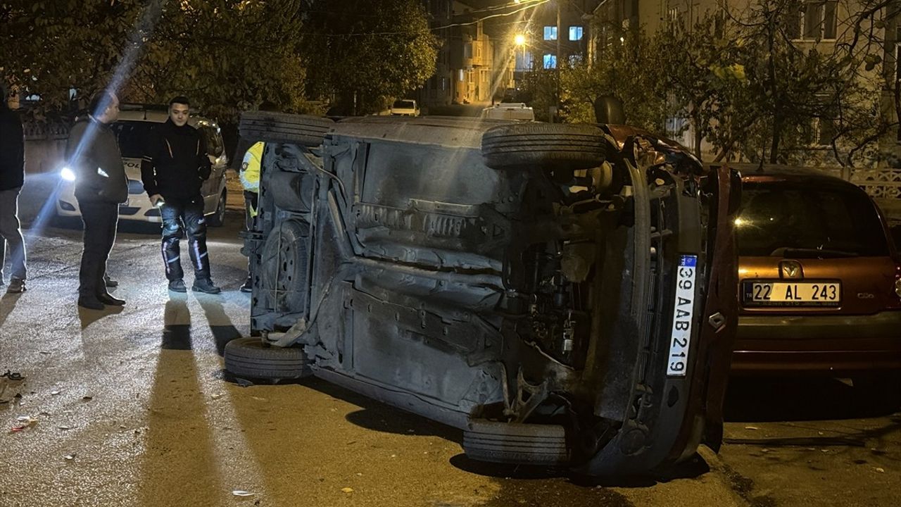 Kırklareli'nde Sürücü Kaçtı: Park Halindeki İki Araca Çarptı