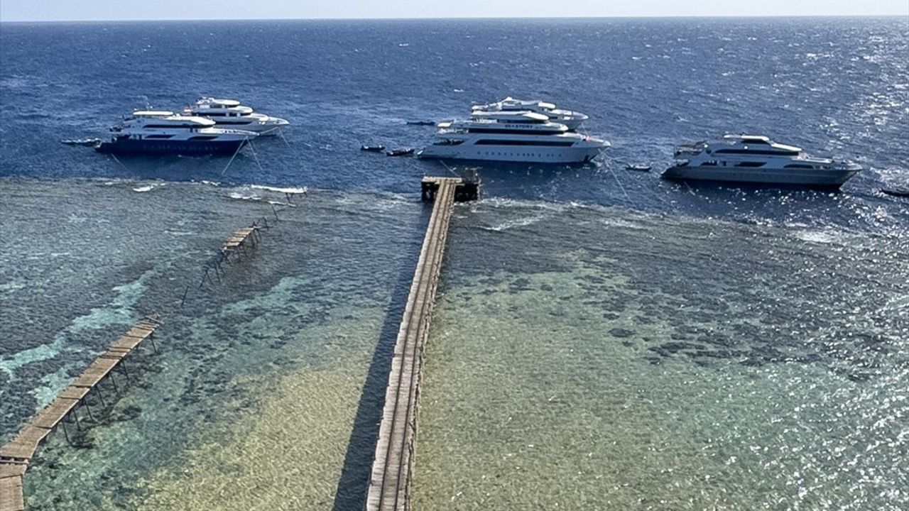 Kızıldeniz'de Turist Teknesi Battı: 17 Kayıp