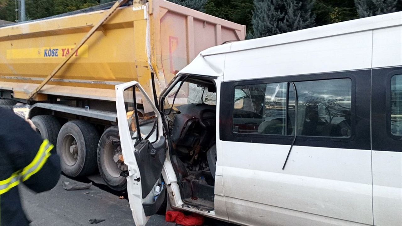 Kocaeli'de Minibüs ve Tır Çarpıştı: 2 Yaralı