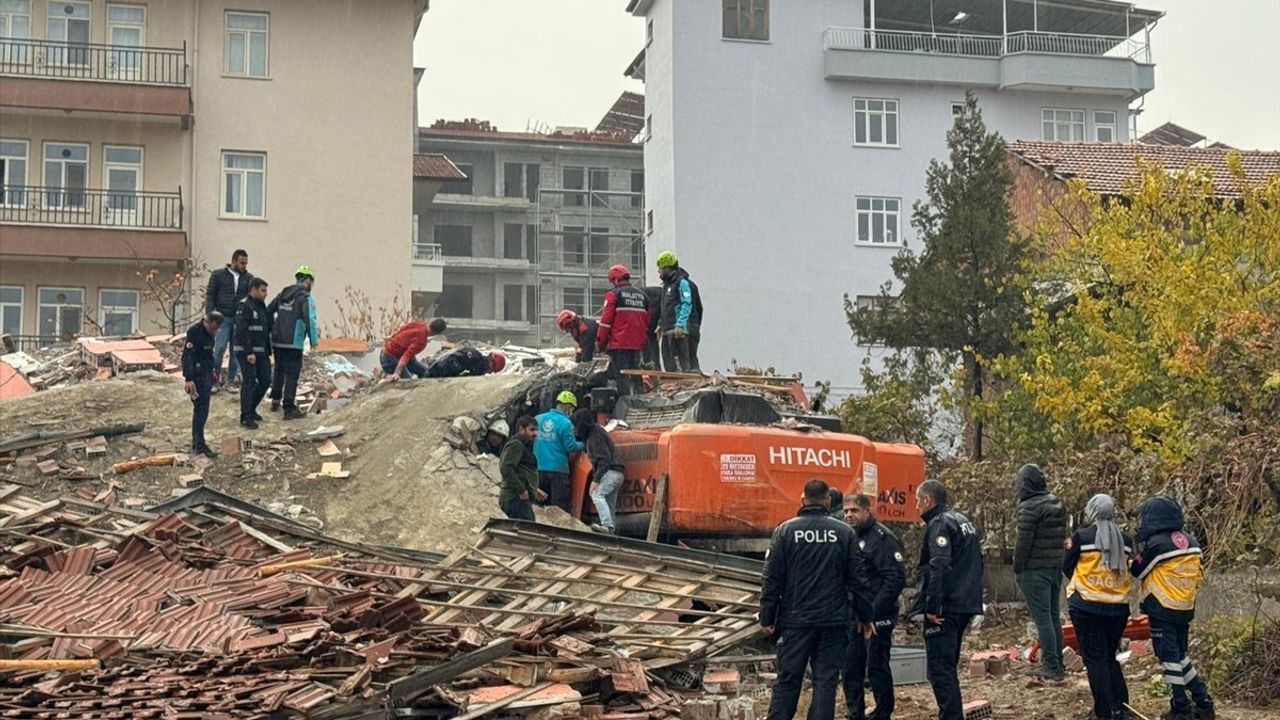 Malatya'da Yıkım Sırasında İş Makinesinin Üzerine Bina Devrildi