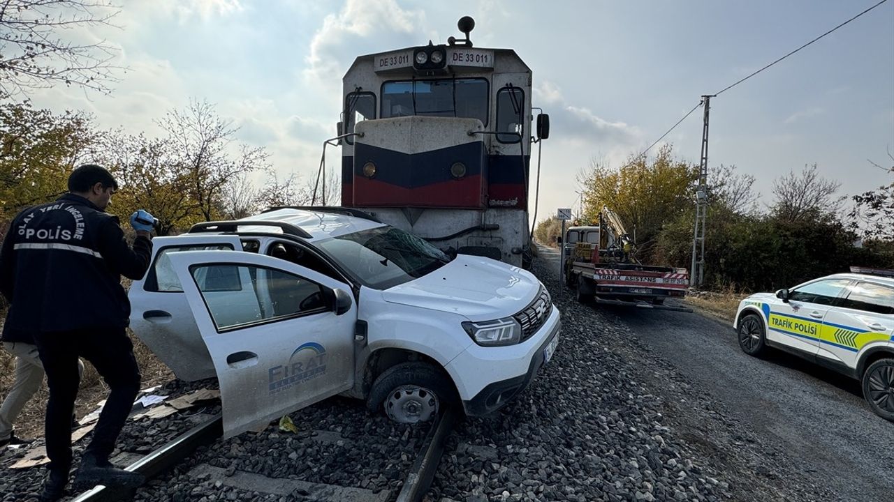 Malatya'da Yük Treni Otomobile Çarptı, İki Kişi Yaralandı