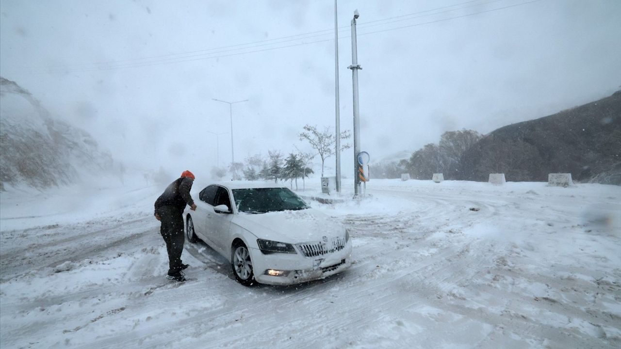 Malatya-Kayseri Kara Yolu Yoğun Kar Nedeniyle Kapandı