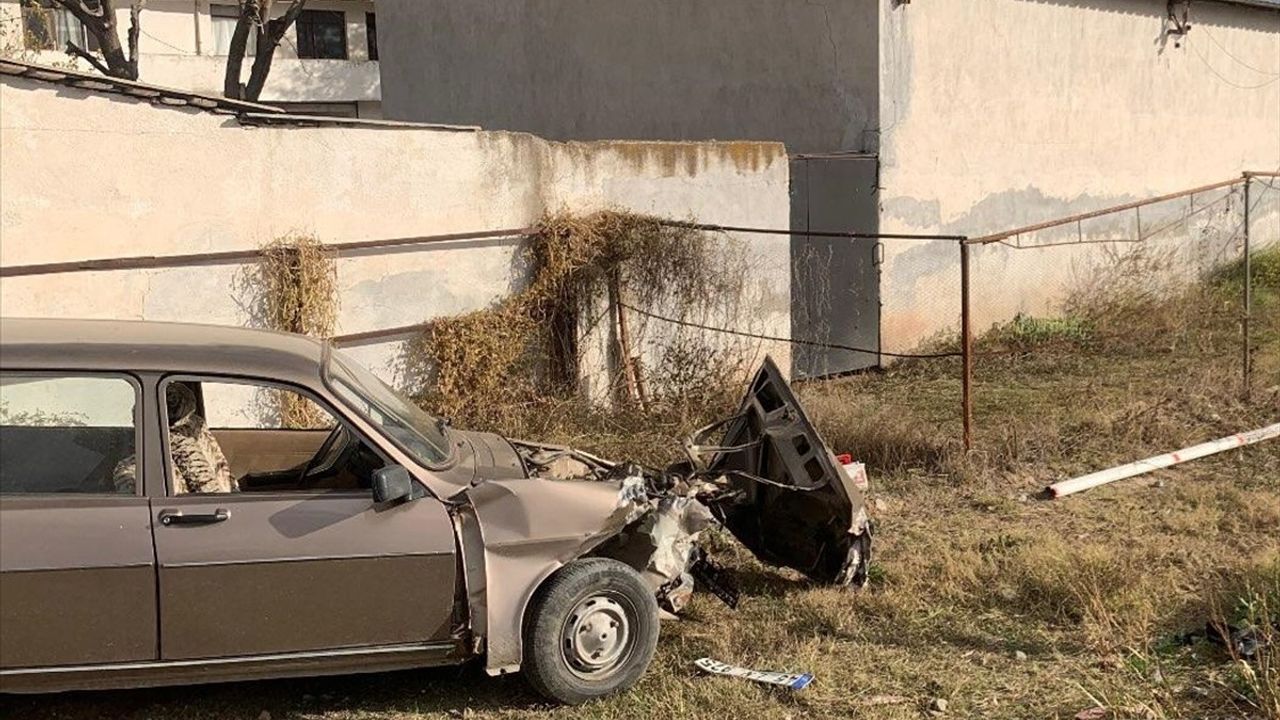 Manisa'da Hemzemin Geçitte Kaza: Tren Otomobile Çarptı