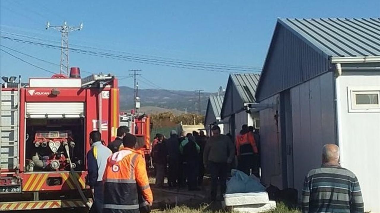 Manisa'da Konteyner Yatakhanede Yangın: 4 Yaralı