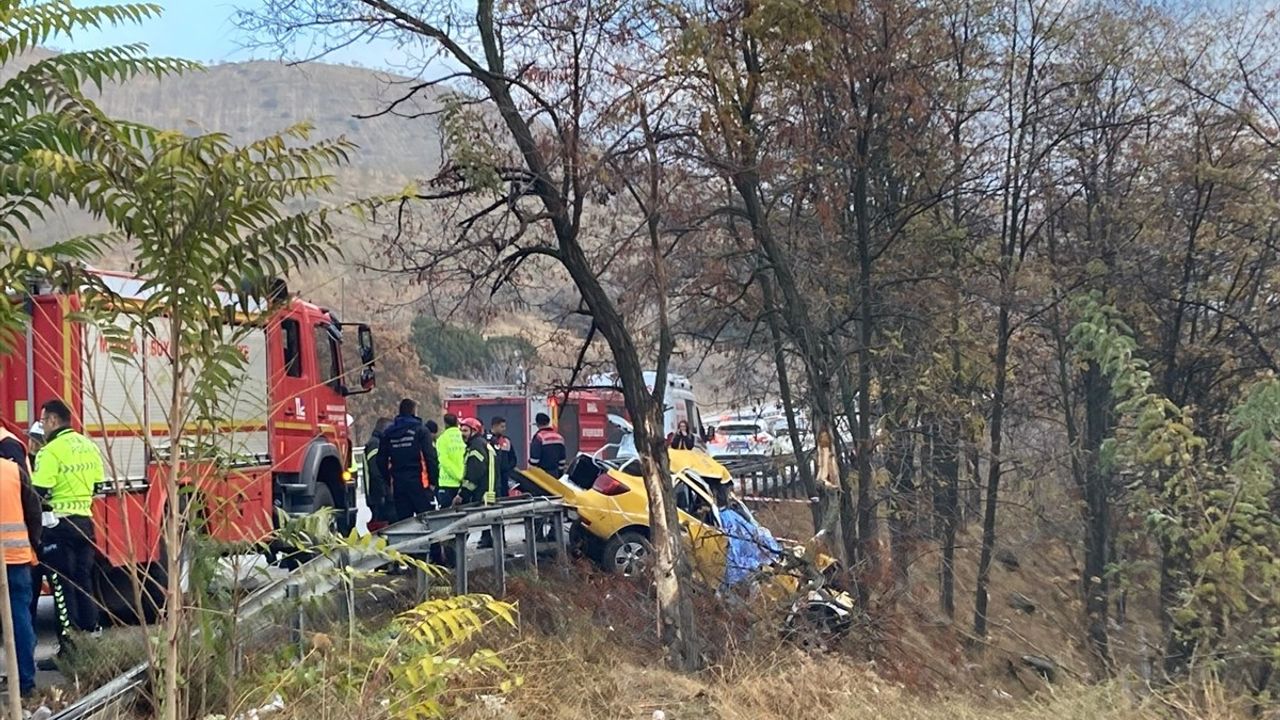 Manisa'da Taksi Kazasında Bir Yolcu Hayatını Kaybetti