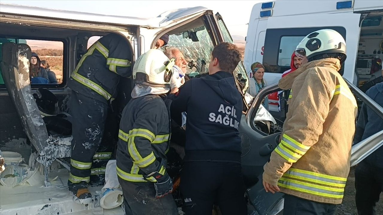 Mardin'de Tur Otobüsü ve Minibüs Çarpıştı: 5 Yaralı