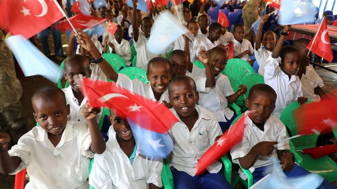 Mehmetçik, Somali'deki Yetimlere Sağlık Taraması ve Yardımda Bulundu