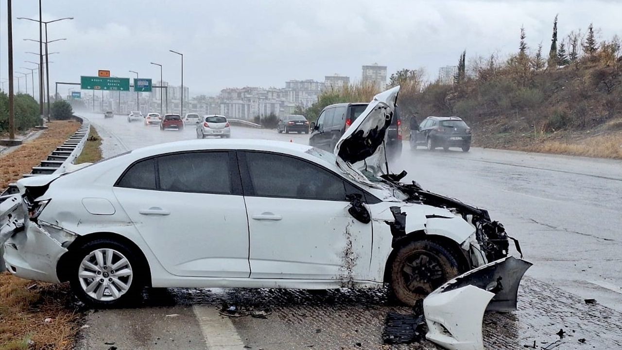 Mersin'de Bariyere Çarpan Otomobilde 4 Yaralı