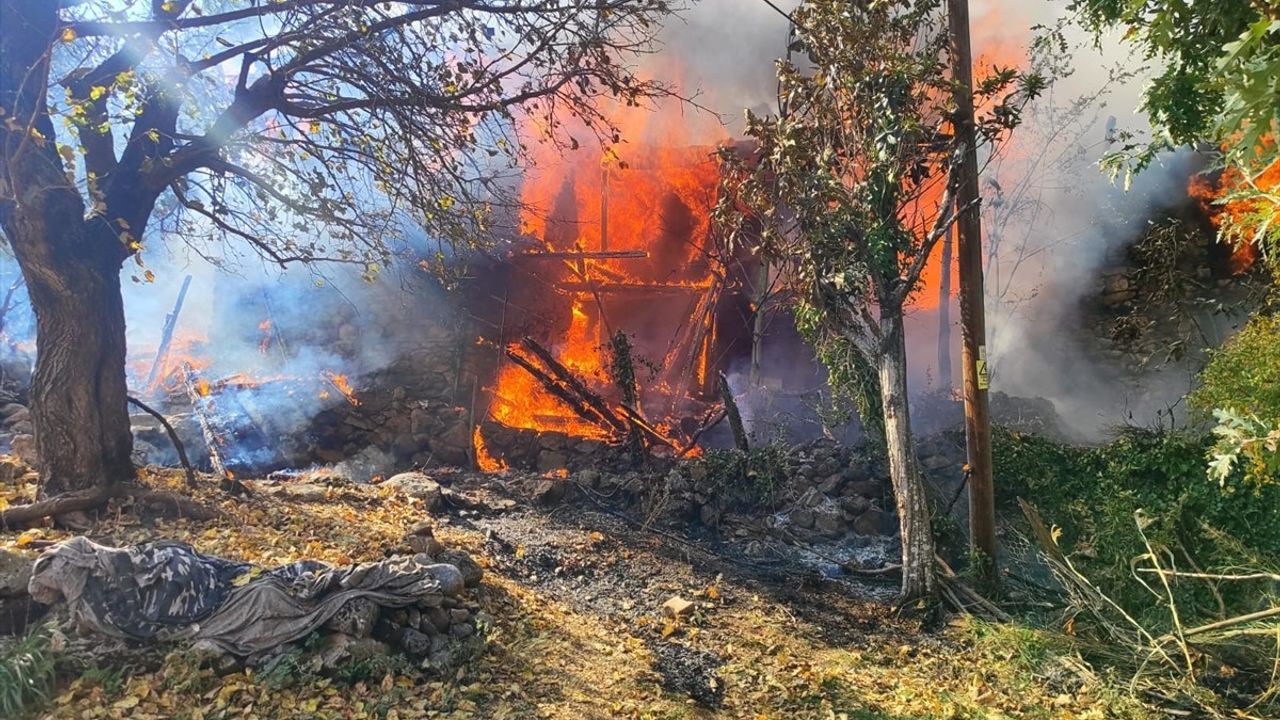 Mersin'de Ev Yangını Ekiplerin Müdahalesiyle Kontrol Altına Alındı