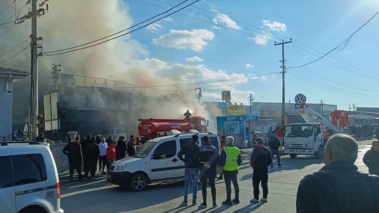 Niğde'de Oto Tamirhanesinde Yangın: 3 Araç Kullanılamaz Hale Geldi