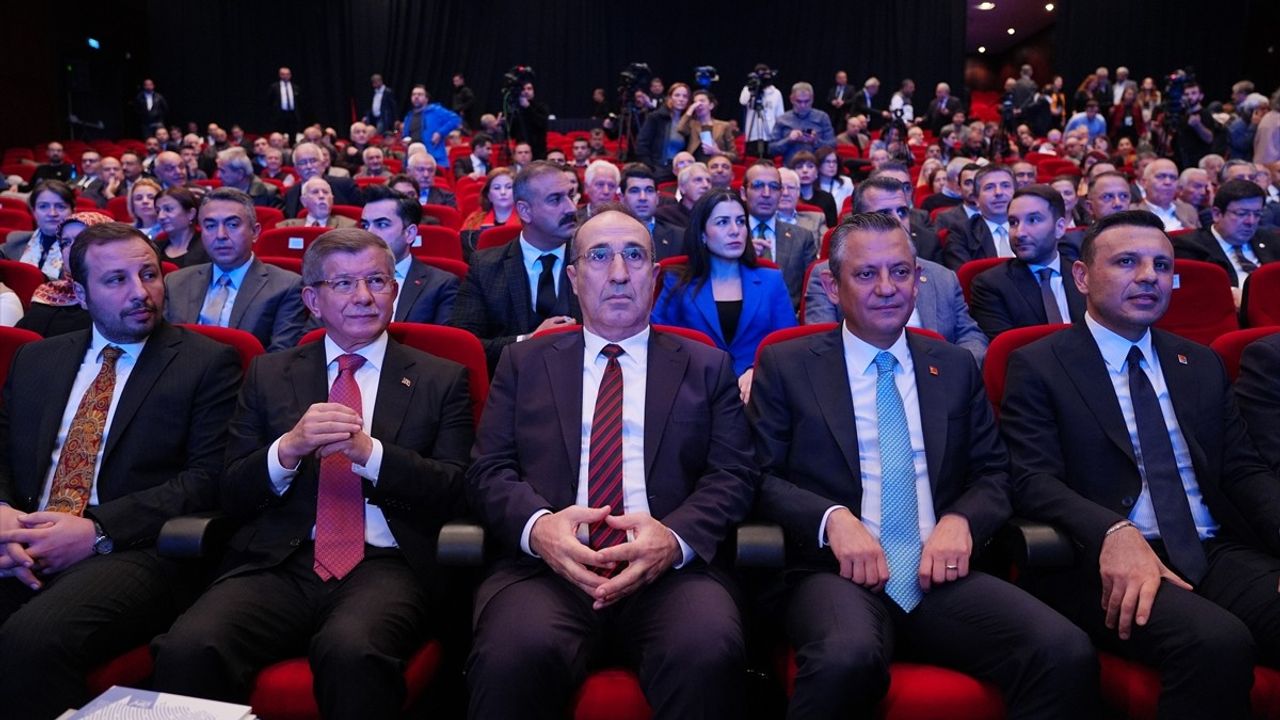 Özgür Özel, Kayyum Politikaları ve Demokrasi Üzerine Konuştu