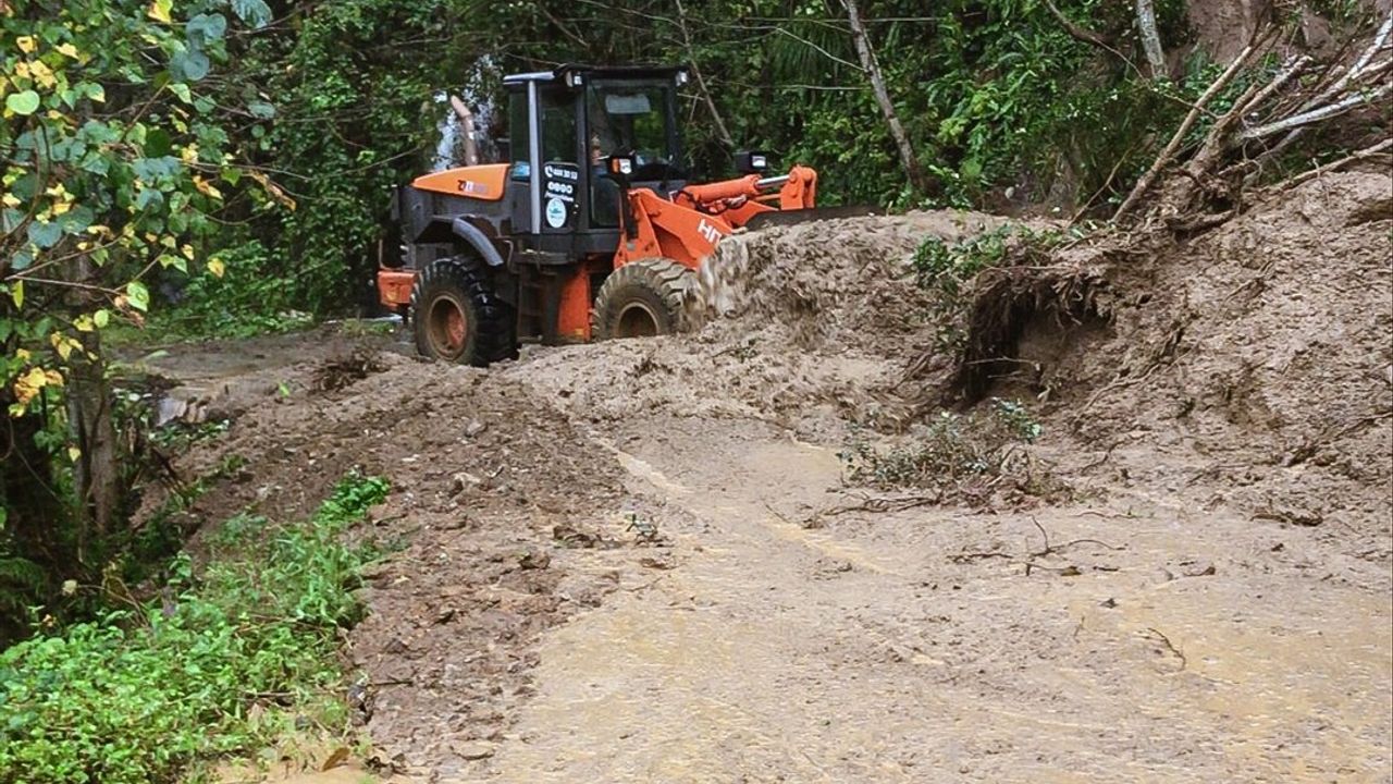 Rize'de 21 Köy Yolunda Heyelan Alarmı