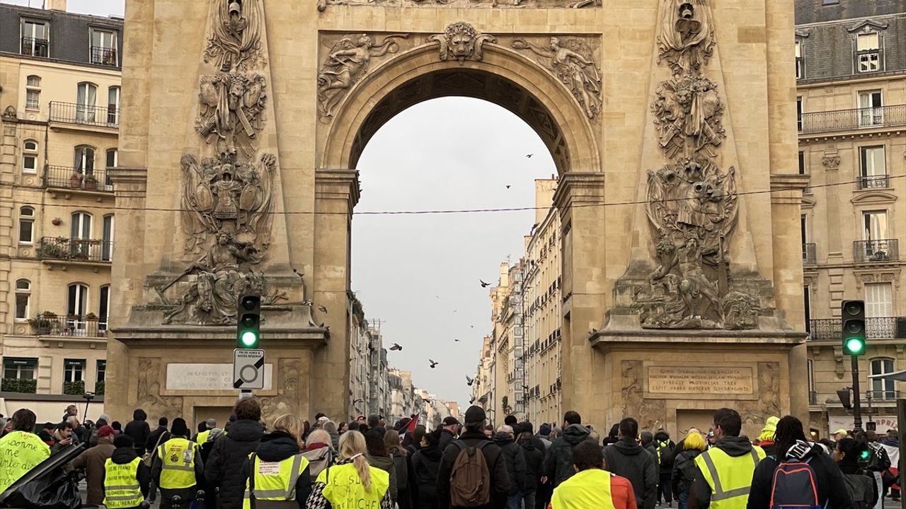 Sarı Yelekliler Altıncı Yıl Dönümünde Paris'te Gösteri Düzenledi