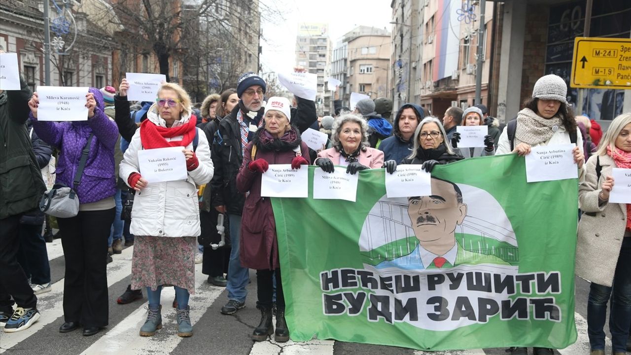 Sırbistan'da Trafik 15 Dakika Durdu: Kazada Hayatını Kaybedenler Anıldı