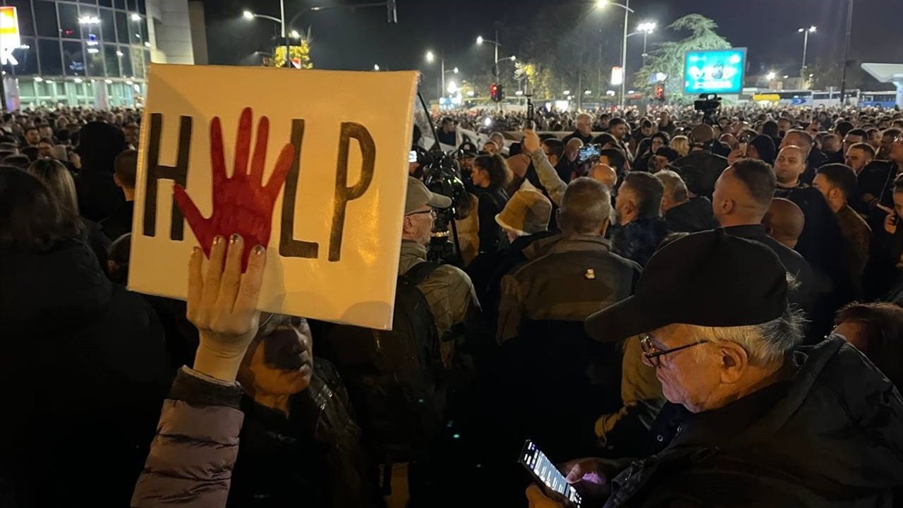 Sırbistan'da Tren İstasyonu Protestosu