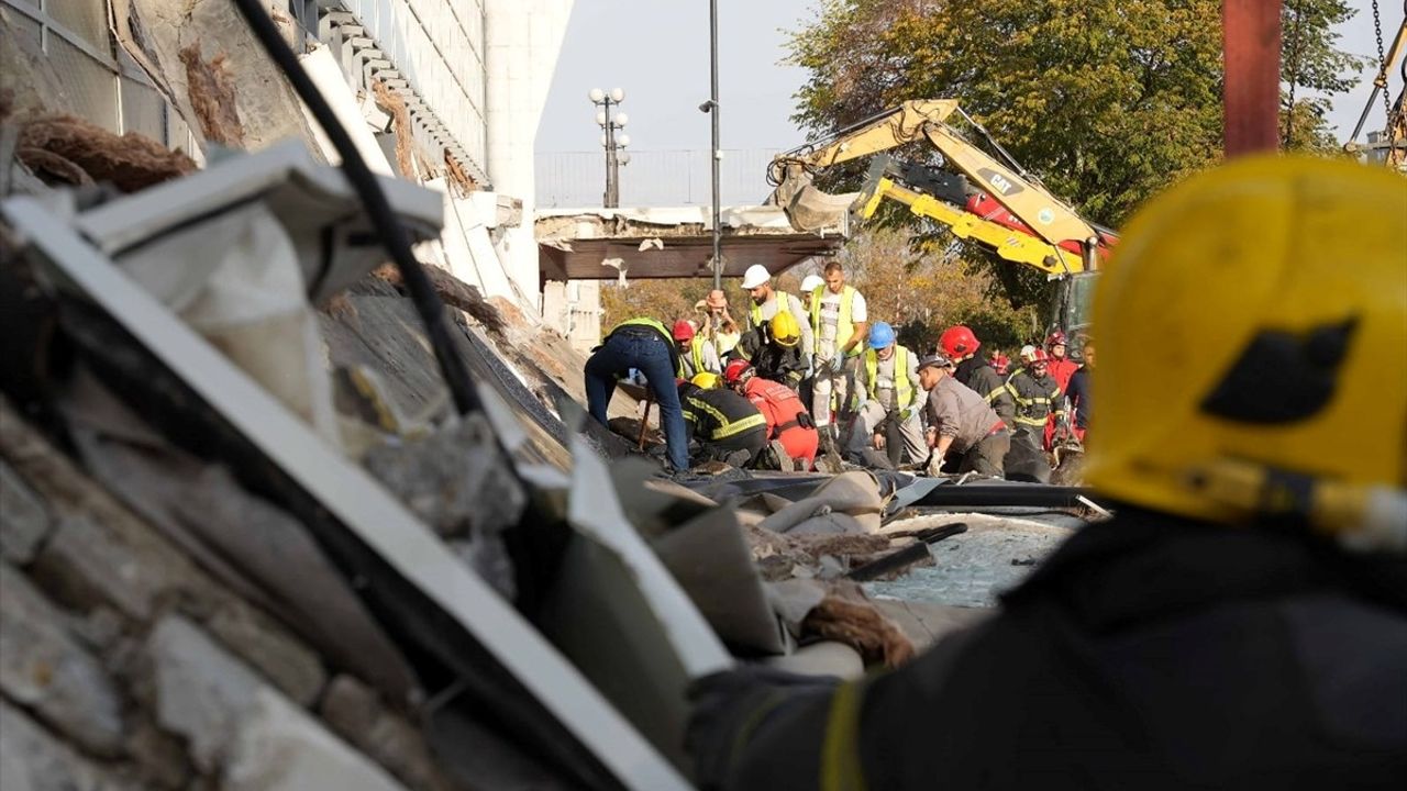 Sırbistan'da Tren İstasyonunda Çöken Beton Sundurma, 13 Can Aldı