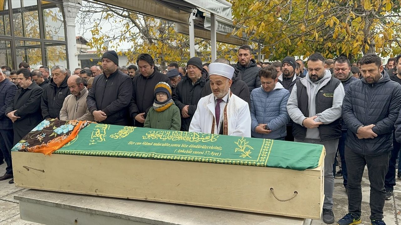 Tekirdağ'da Oğul Cinayeti: Nilay Çoban Toprağa Verildi