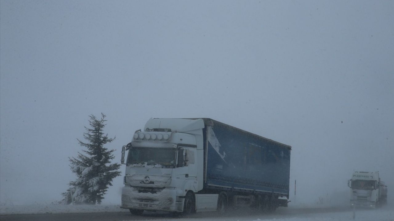 Tokat-Sivas Yolunda Kar Engeli