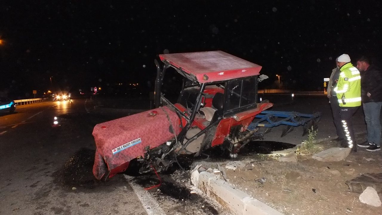 Tokat'ta Traktör ve Otomobil Çarpıştı: 5 Yaralı