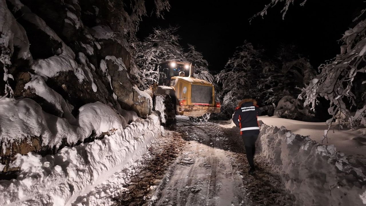 Trabzon'da Hayvanlarıyla Mahsur Kalan Besiciler Kurtarıldı