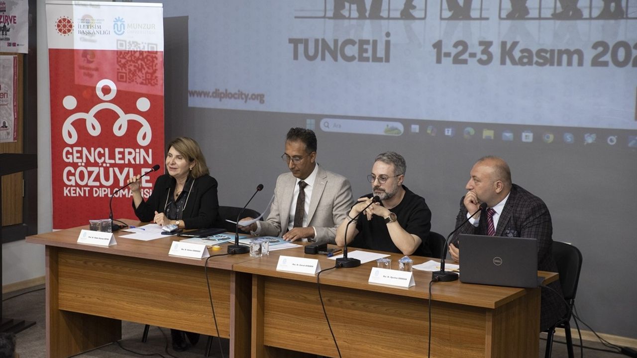 Tunceli'de Küreselden Yerele Diplomasi Paneli Düzenlendi