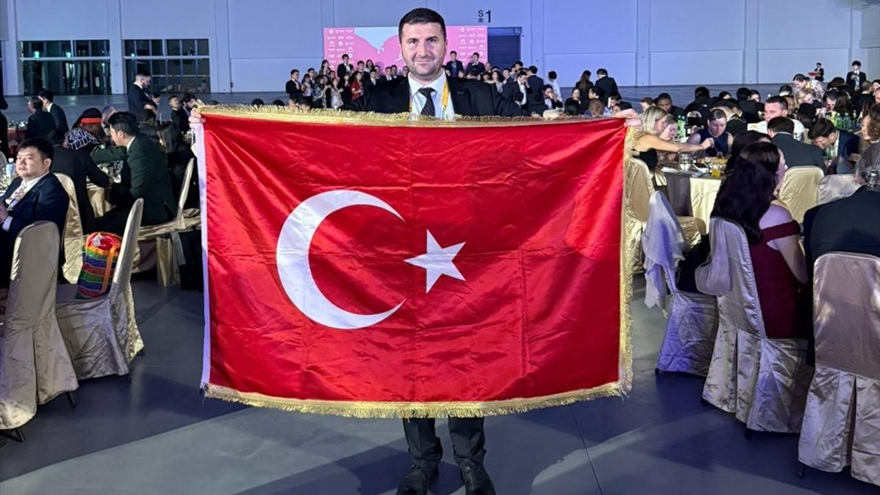 Türk Akademisyenden Anlamlı Ödül