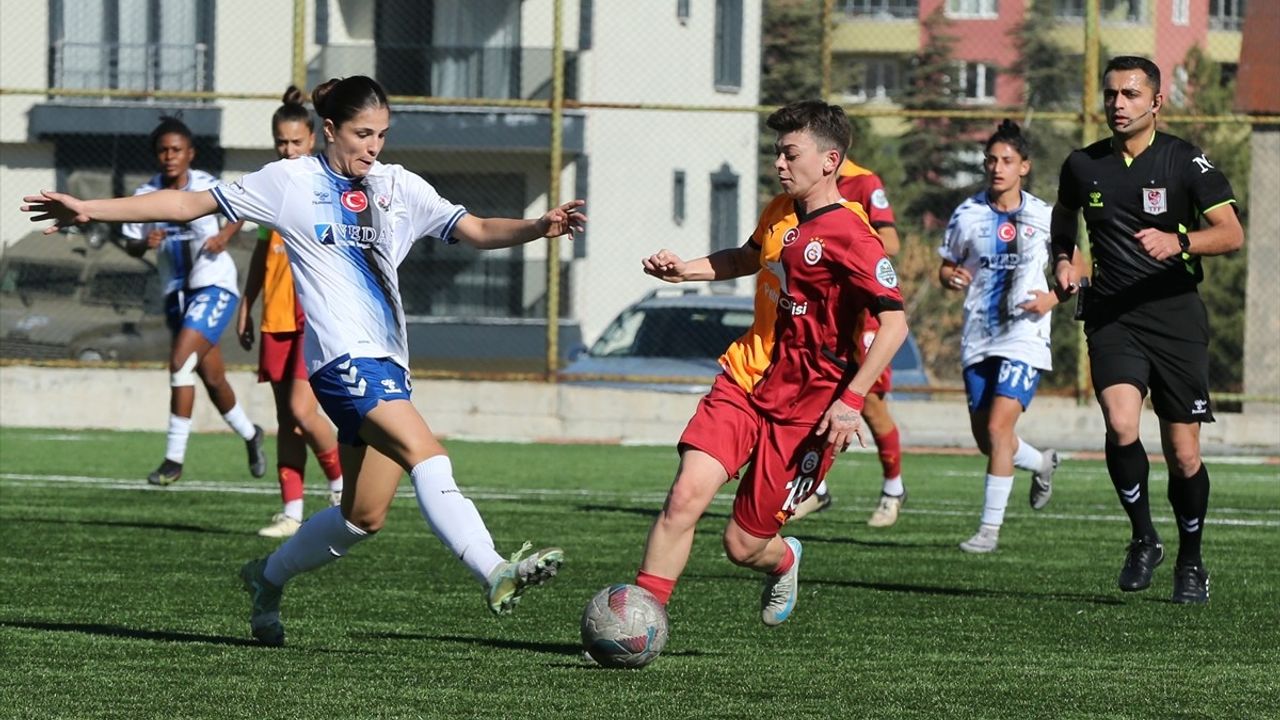 Turkcell Kadın Futbol Süper Ligi: Galatasaray Petrol Ofisi Hakkarigücü'nü Geçti