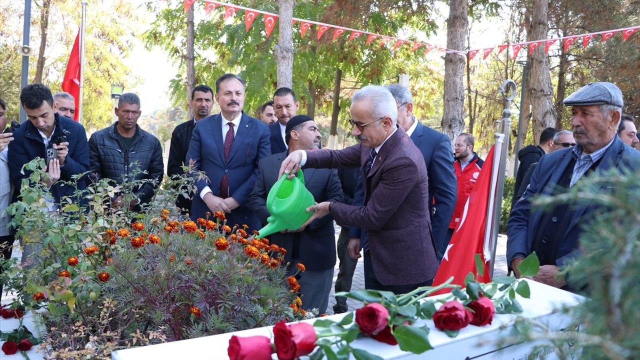 Ulaştırma ve Altyapı Bakanı Uraloğlu, Şehit Ömer Halisdemir'in Kabrini Ziyaret Etti