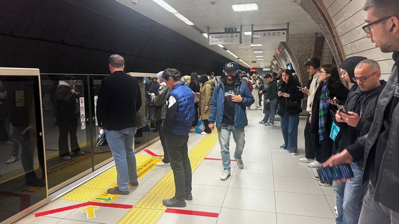 Üsküdar-Samandıra Metro Hattı'nda Arıza Nedeniyle Yoğunluk