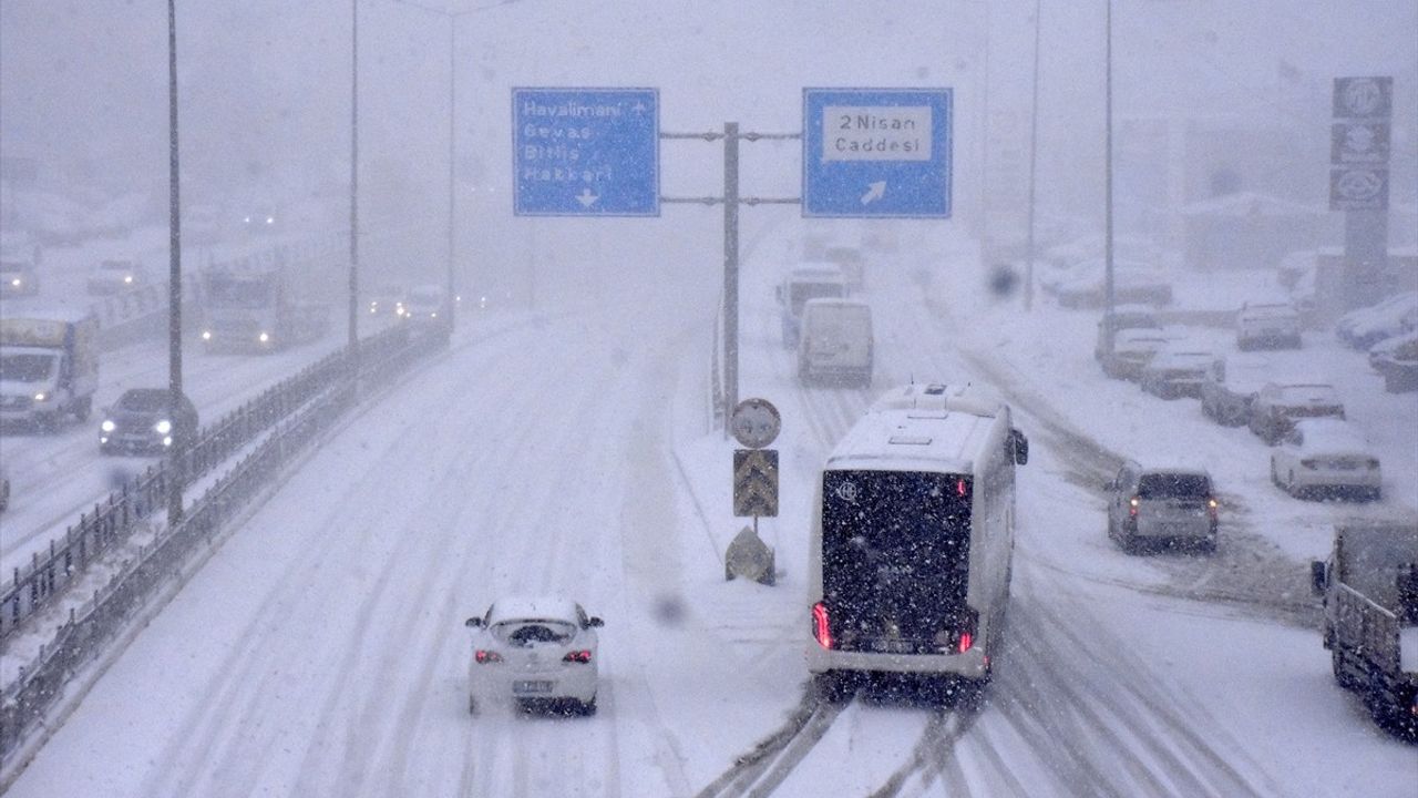 Van'da Kar Yağışı ve Tipi Sürücüler İçin Zor Anlar Yarattı