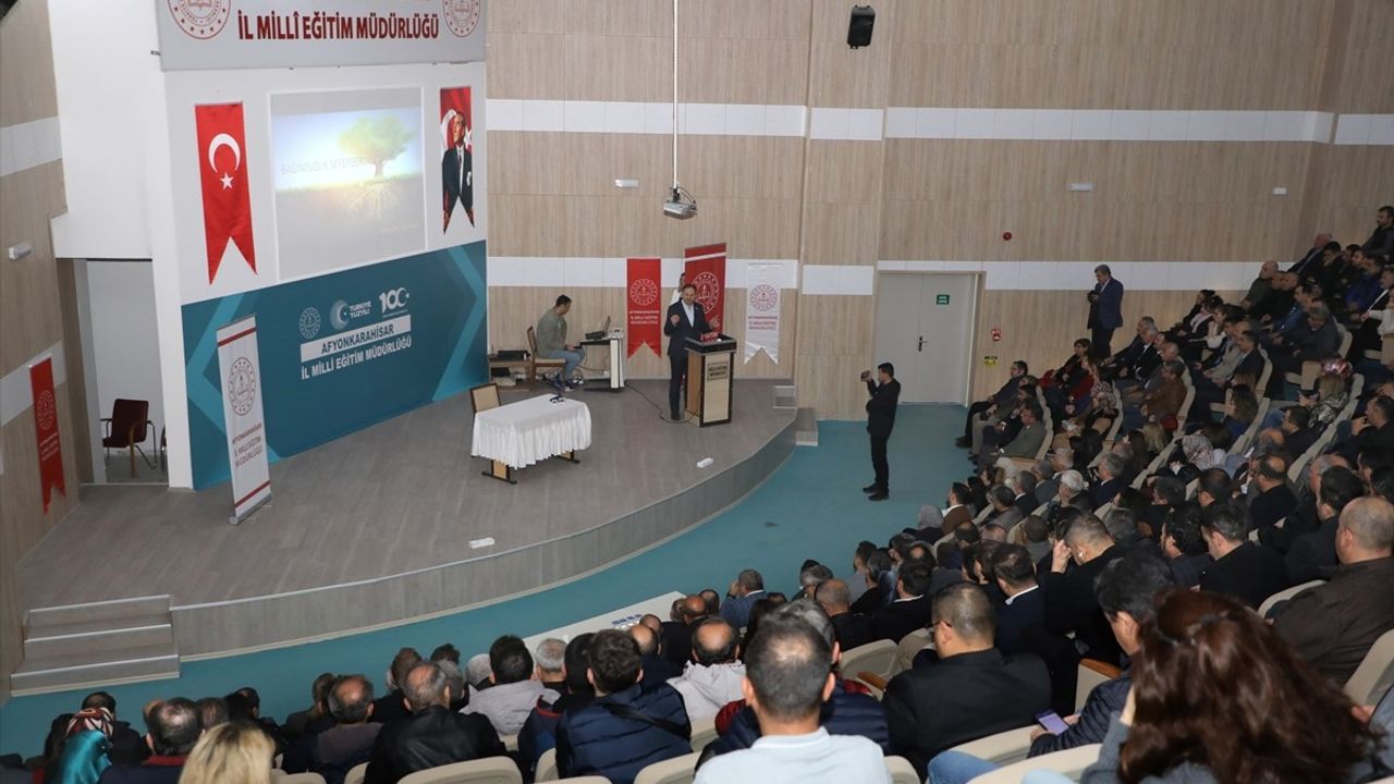 Yeşilay Genel Başkanı Dinç, Afyonkarahisar'da Eğitimcilerle Bir Araya Geldi