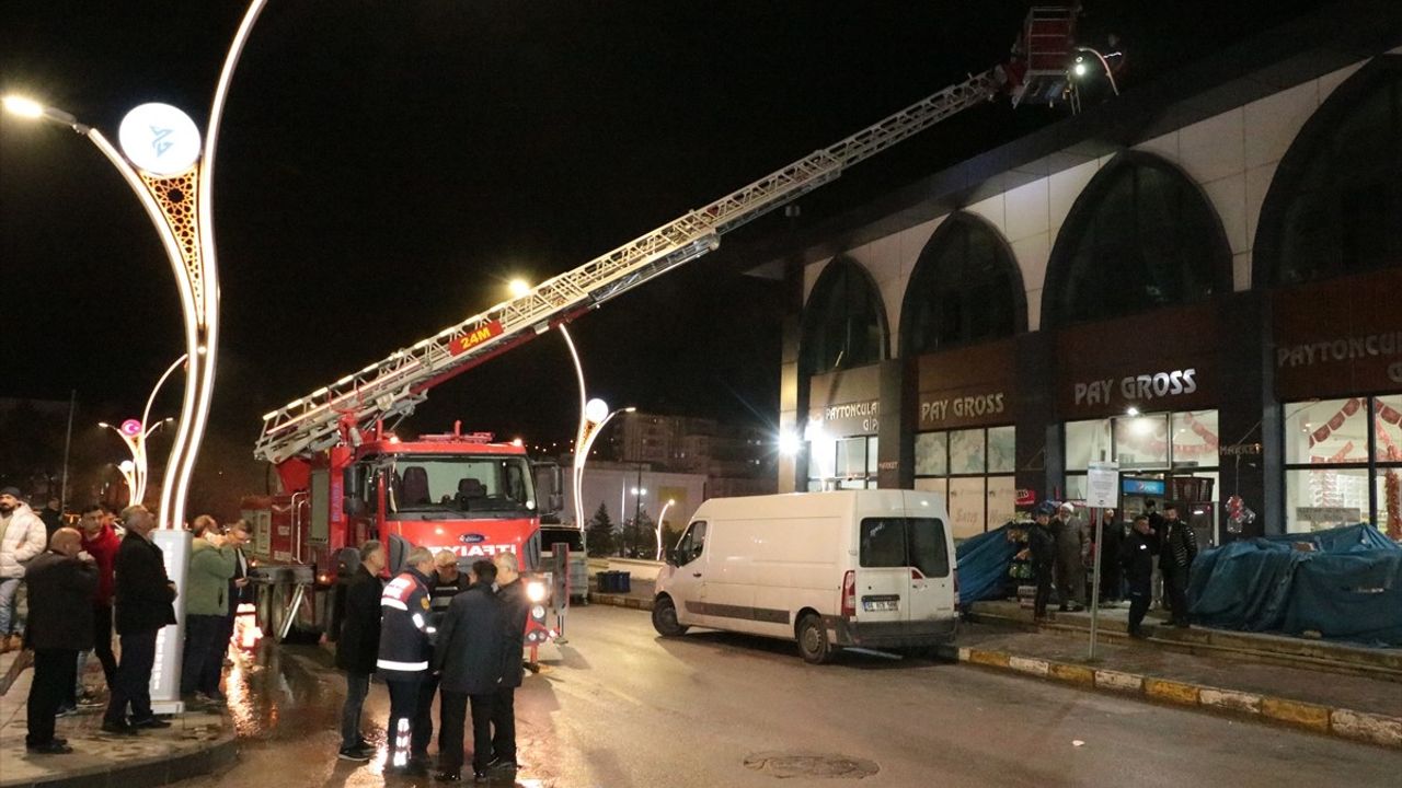 Yozgat Hal ve İş Merkezi'nde Yangın Kontrol Altına Alındı