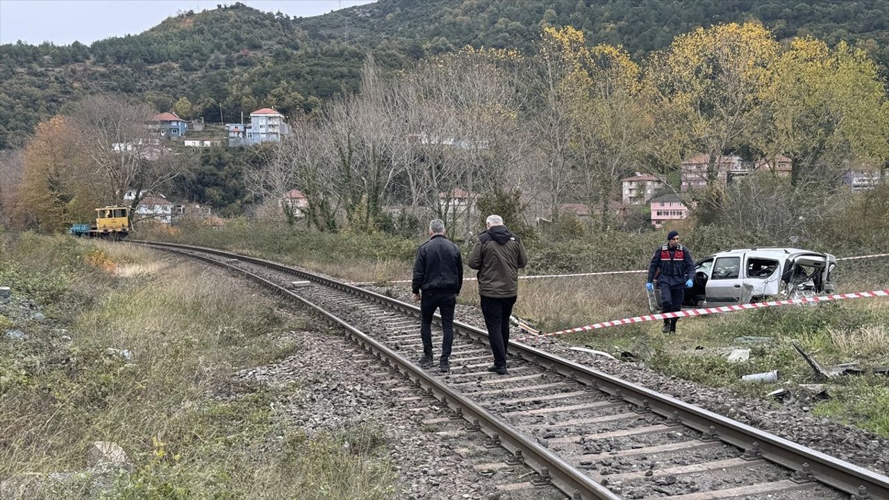 Zonguldak'ta Bakım Treni Araçla Çarpıştı: İki Yaralı