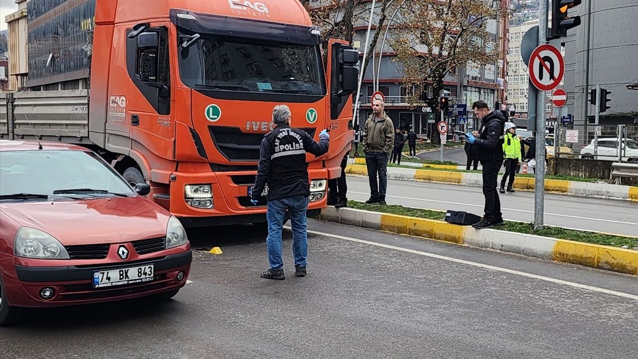 Zonguldak'ta Tır Çarpan Yaya Ağır Yaralandı