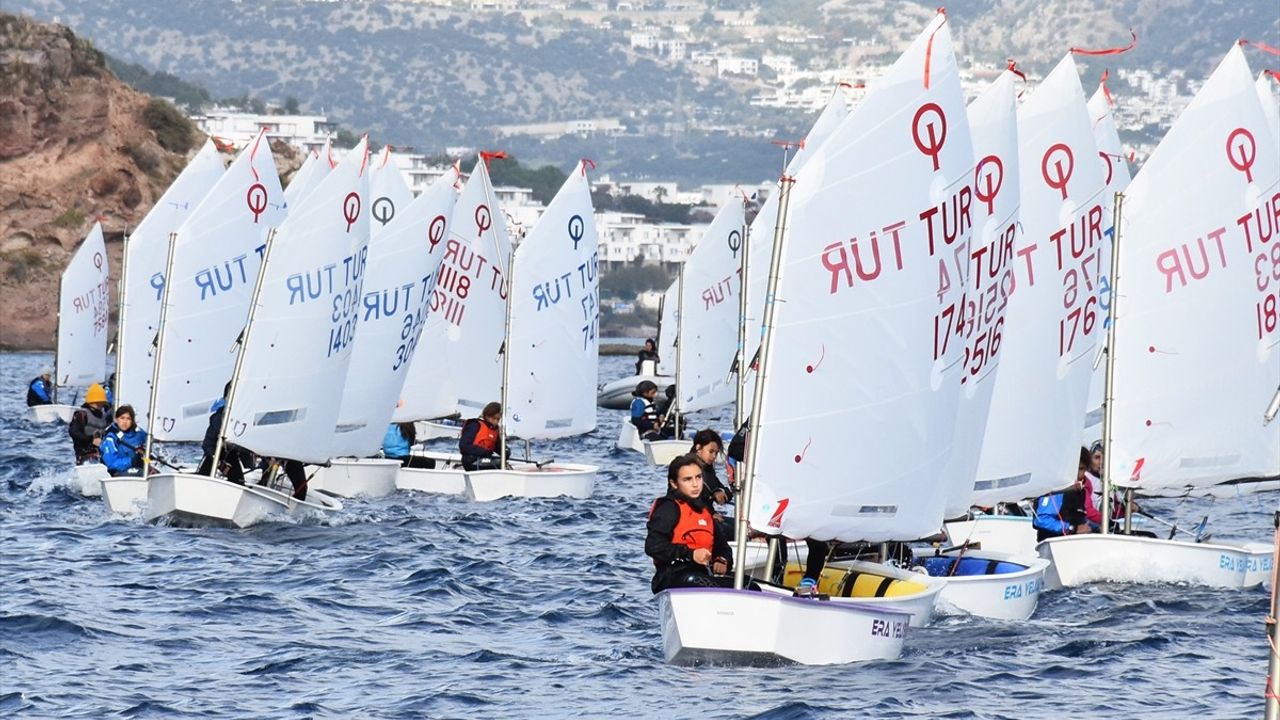 11 Yaşındaki Mercan Dalgacı'nın Yelken Zaferi