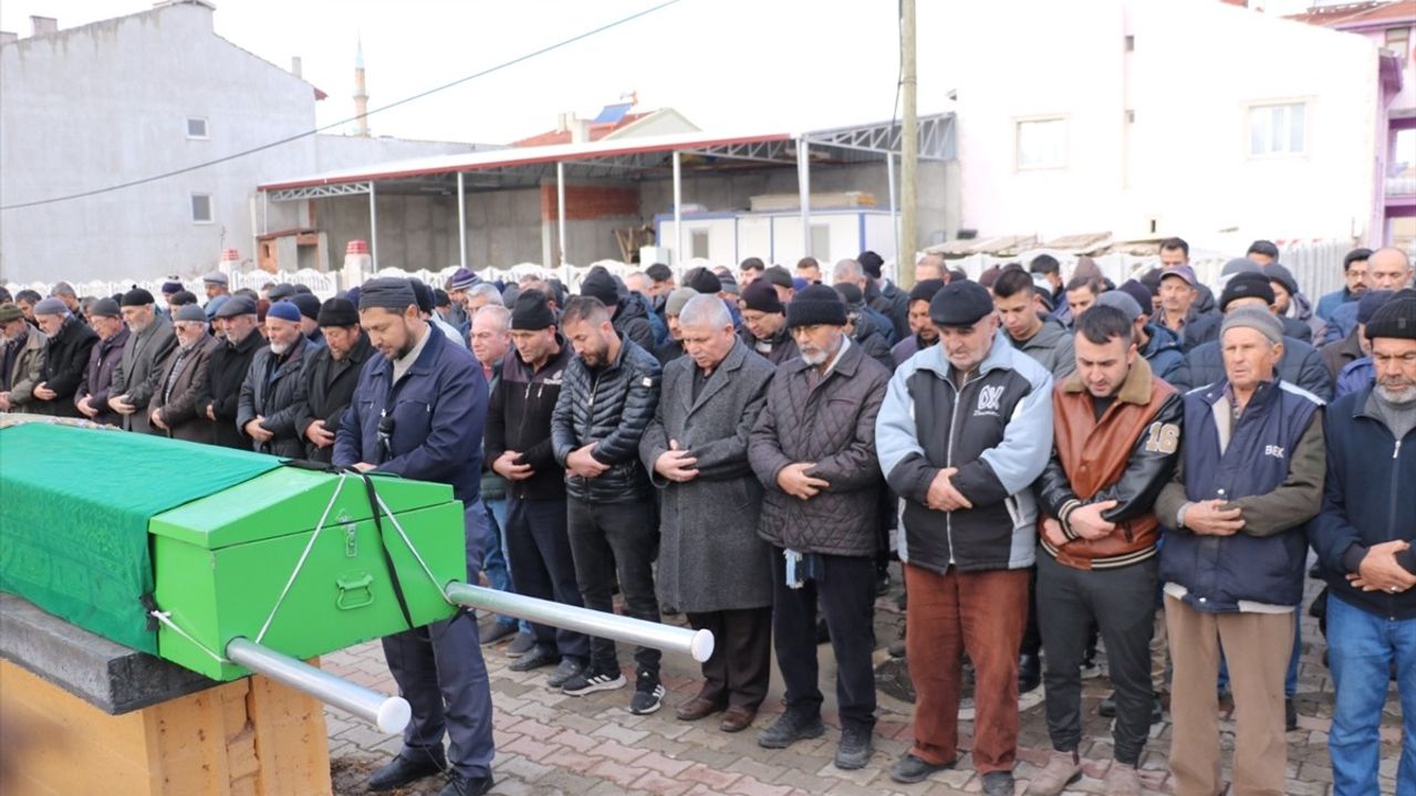 Afyonkarahisar'da Kamyonet Çarpması: Genç Kadın Hayatını Kaybetti