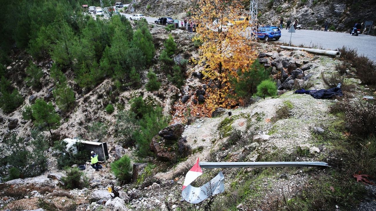 Alanya'da Uçuruma Yuvarlanan Kamyonette Acı Kaza