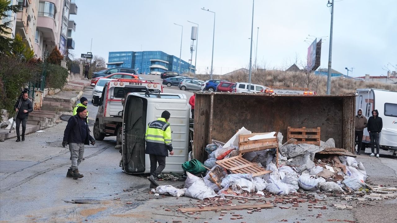 Ankara'da Hafriyat Kamyonu Devrildi, 11 Araca Çarptı