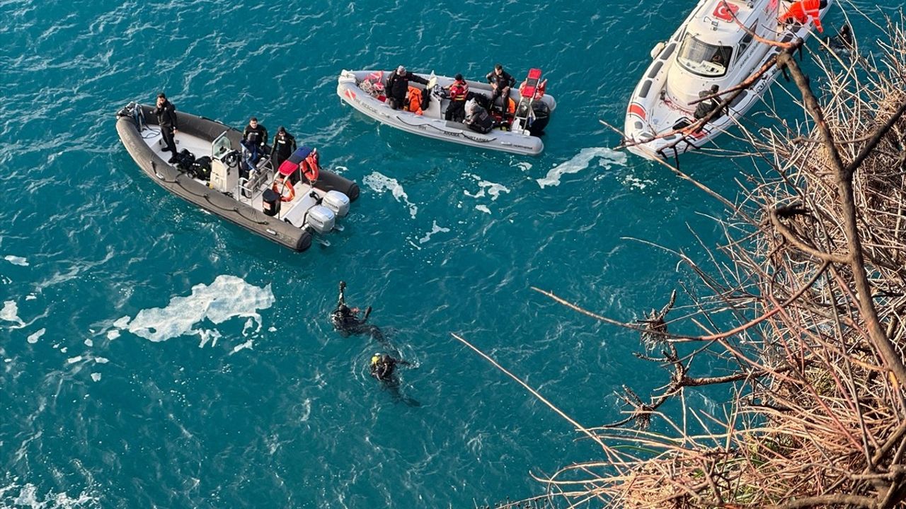 Antalya'da Falezlerden Denize Düşen Genç İçin Arama Çalışmaları Devam Ediyor